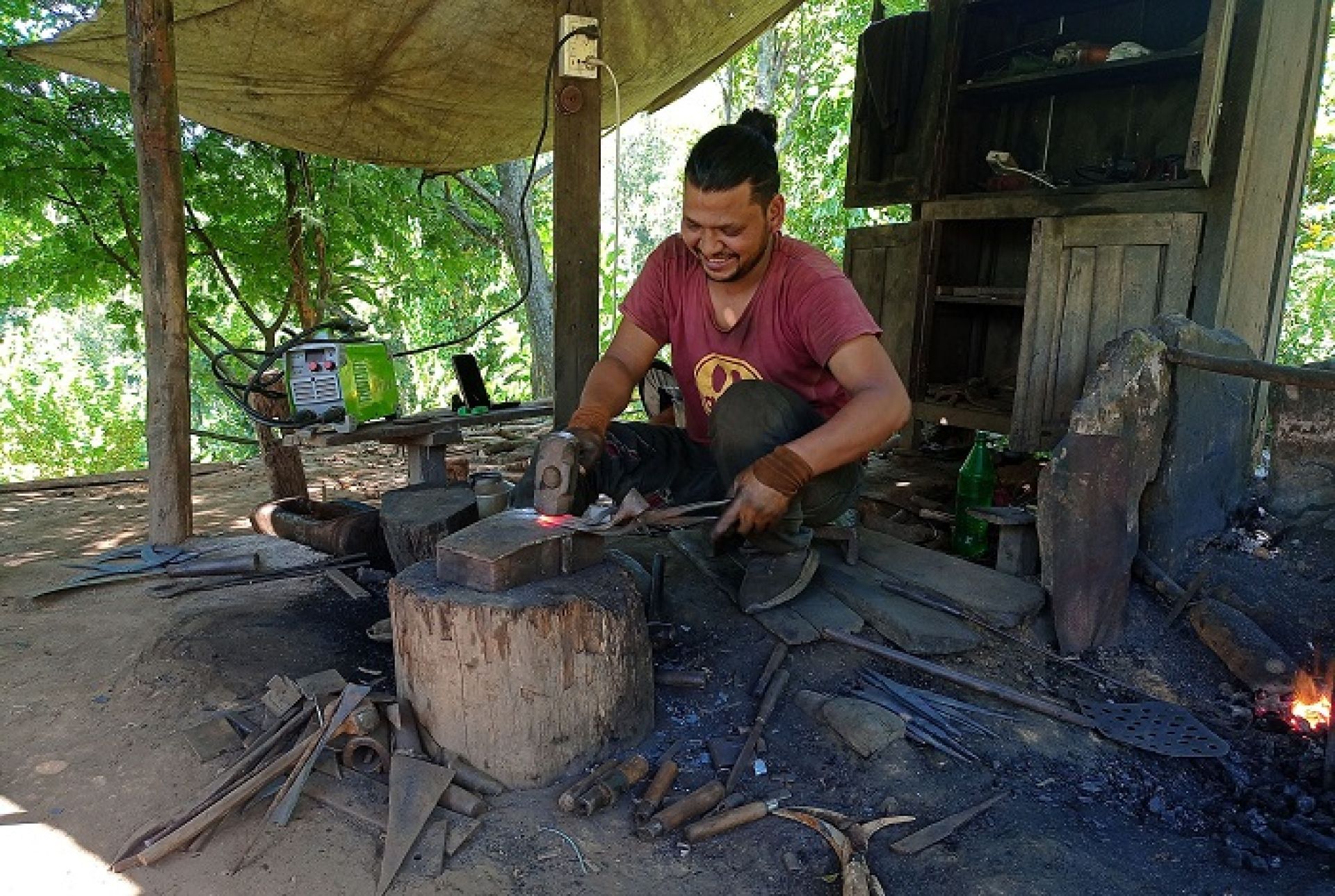 विदेशको मोह त्यागेर पुख्र्यौली पेशा रोजेका अर्जुन, आरनबाट कमाउँछन् वर्षमा सात लाख 